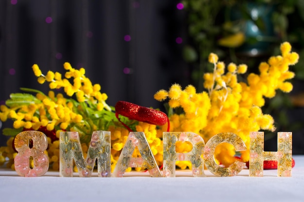 Felicitaciones por el Día Internacional de la Mujer el 8 de marzo Tarjeta de felicitación con flores de mimosa amarillas en una canasta