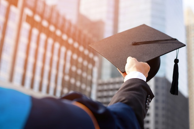 Felicitaciones a los graduados Graduación en el concepto universitario de educación