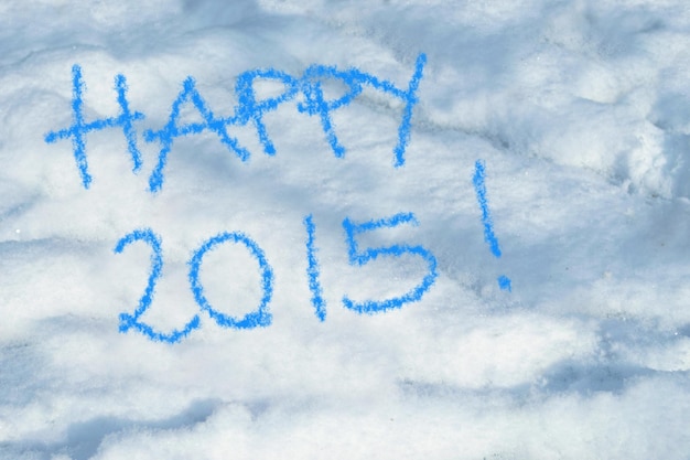 Feliz 2015 escrito en un fondo de nieve