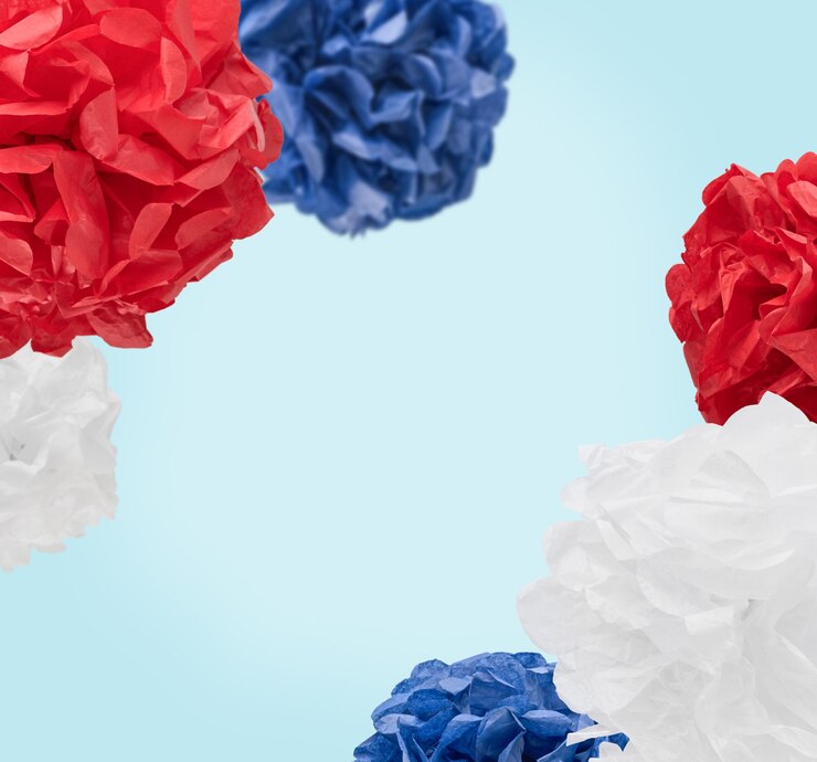 Foto feliz 4 de julho feriado voando ou levitação eua bolas de papel decorativas e pequenas bandeiras cores vermelhas azuis e brancas bandeira americana em fundo azul dia da independência do trabalho ou dia dos presidentes mock up