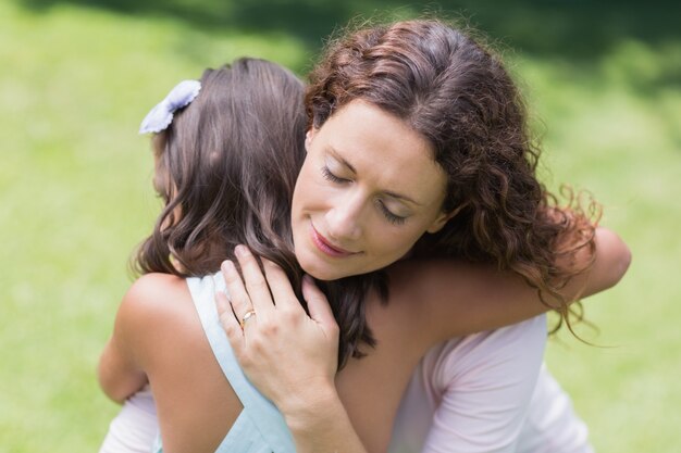 Foto feliz abraço de mãe e filha