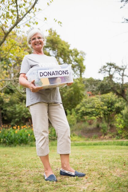 Feliz abuela con caja de donación