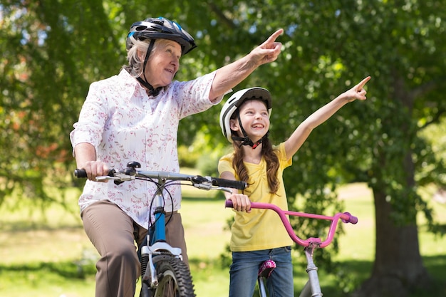 Feliz abuela con su nieta en su bicicleta