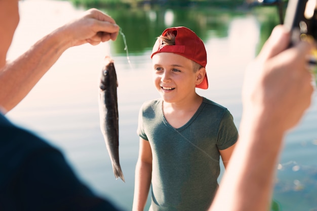 Feliz abuelo y nieto de pesca en el río.