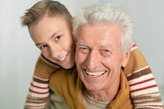 Feliz abuelo y nieto sonriendo a la cámara