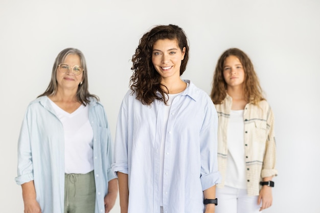 Feliz adolescente caucasiana mãe adulta e mulher velha em olhar casual para a câmera desfrutar de estilo de vida