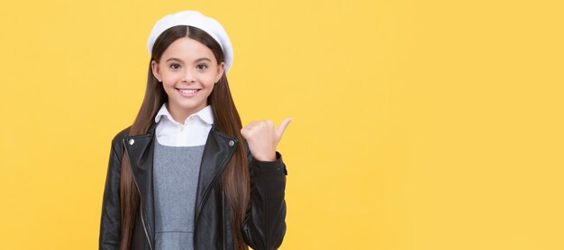 Feliz adolescente em idade escolar apontar o polegar para o lado gesto de mão cópia espaço propaganda Cartaz horizontal de rosto de criança menina adolescente isolado banner de retrato com espaço de cópia