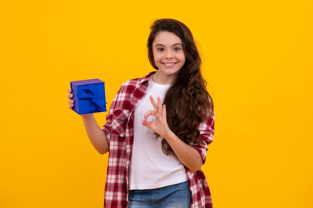 Feliz adolescente emoções positivas e sorridentes de adolescente Criança com caixa de presente em fundo de estúdio isolado Presenteando para aniversário de crianças