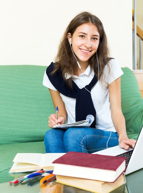 Foto feliz adolescente estudando aulas