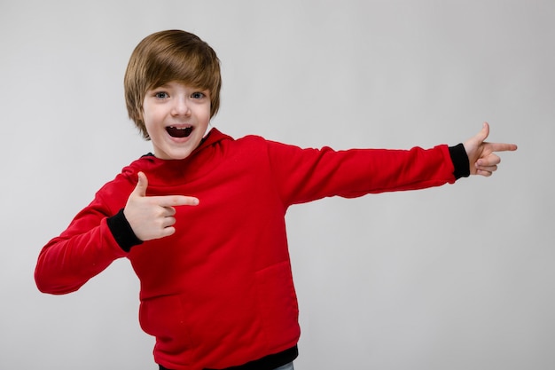 Feliz adolescente en ropa de moda