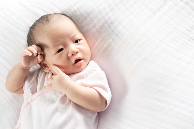 Feliz adorable niña durmiendo en la cuna. Niño pequeño con siesta en la cama de los padres