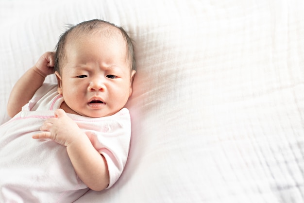 Foto feliz adorável menina dormindo no berço. criança pequena, soneca do dia na cama dos pais