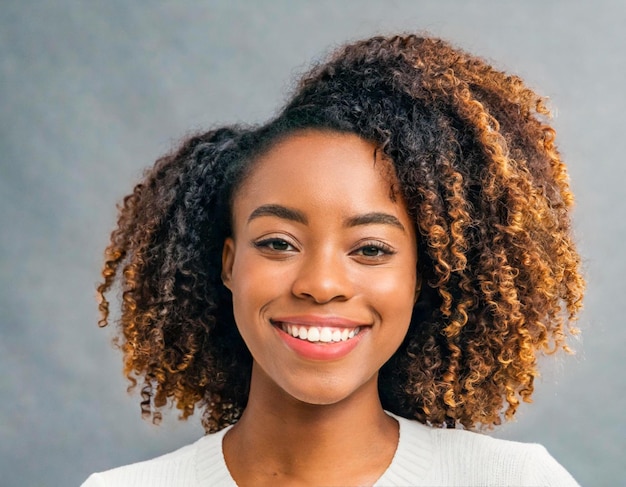 feliz afroamericana hermosa mujer negra retrato sonriendo con el cabello rizado