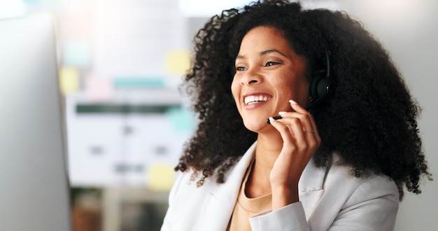 Feliz agente de atendimento ao cliente sorrindo enquanto trabalhava em um call center conversando com um cliente com um fone de ouvido Uma vendedora prestativa ajudando os clientes com pedidos de compra e perguntas on-line