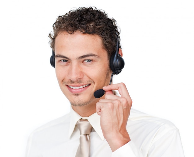 Feliz agente de servicio al cliente con auriculares en