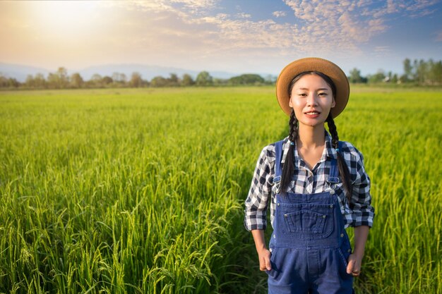 Feliz agricultor en arrozales.