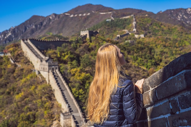 Feliz alegre alegre mujer turista en la gran muralla china divirtiéndose en viajes sonriendo riendo y