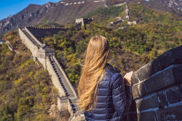 Feliz alegre alegre mujer turista en la gran muralla china divirtiéndose en viajes sonriendo riendo y