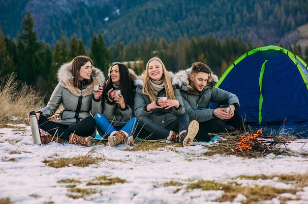 feliz, alegre grupo de jóvenes en las montañas