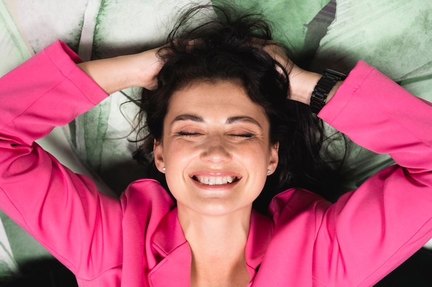 Foto feliz alegre joven empresaria en traje rosa