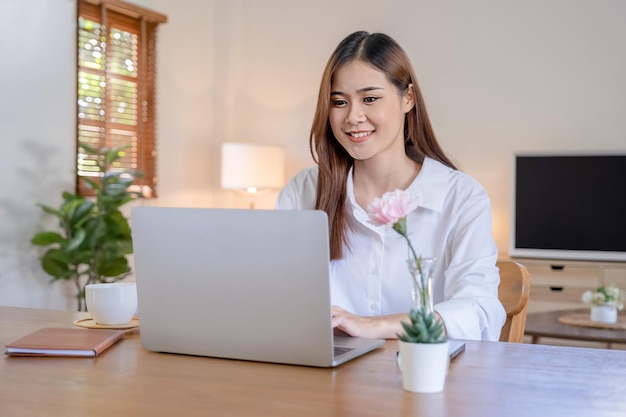 Feliz alegre linda hermosa mujer de negocios en la oficina