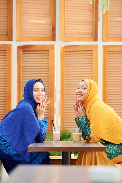 Feliz amigas reunidas en el café