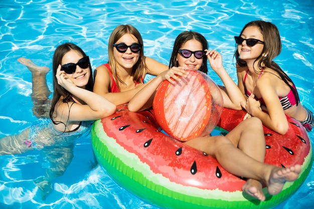 Feliz, amigo, meninas, em, piscina