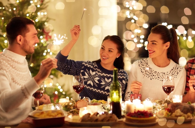 Feliz amigos a celebrar o Natal em casa.