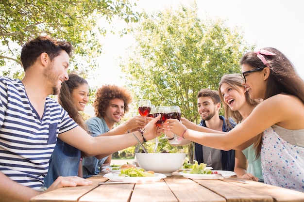 Feliz amigos no parque almoçando