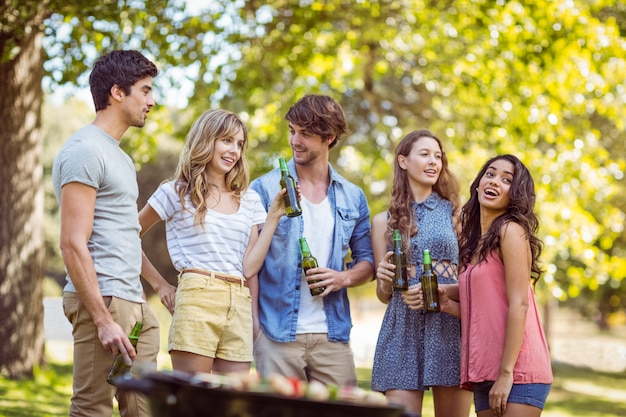 Feliz amigos no parque com churrasco