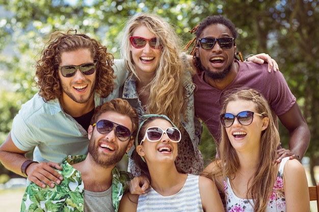 Feliz amigos sorrindo para a câmera