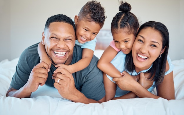 Feliz amor e família com um sorriso na cama para relaxar juntos no quarto de sua casa Felicidade pai e mãe deitados no quarto com filhos enquanto se unem relaxando e se divertindo em casa