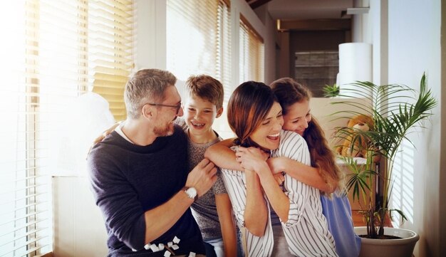 Feliz amor e família em sua nova casa mudando e amando com abraço rindo e alegre juntos pais mãe e pai com filhos filhos e irmãos em um apartamento e marco