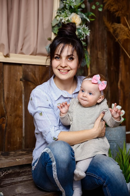 Foto feliz, amoroso, familia, madre y niño, niña, juego, besar, abrazar