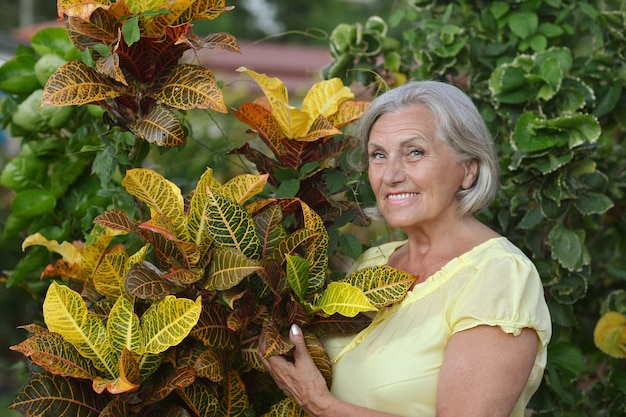 Foto feliz anciana en jardín tropical al aire libre