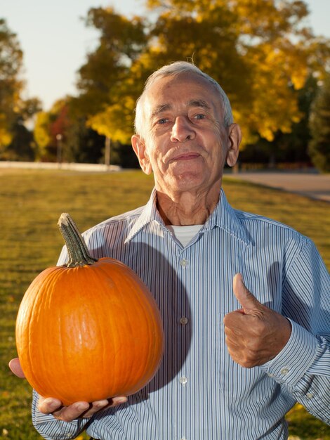 Feliz anciano con calabazas.