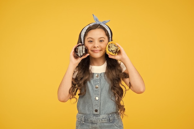 Feliz aniversário bolo loja de doces Conceito de padaria e confeitaria Conceito de guloseimas muffin de menina retrô fundo amarelo criança feliz amor sobremesas alimentação saudável e dieta mais calorias