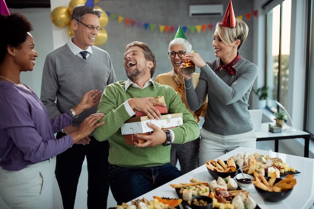 Feliz aniversário colega