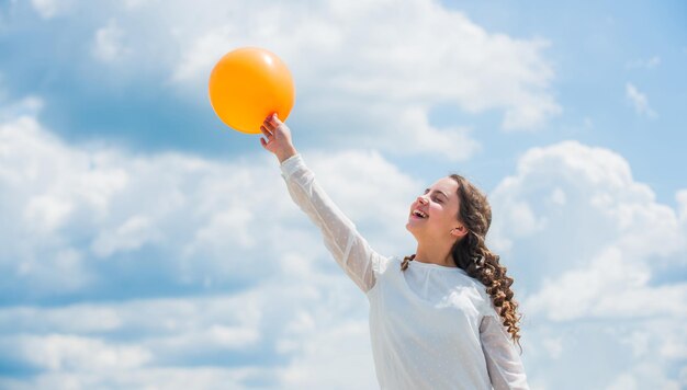 Feliz aniversário Férias de verão e férias Felicidade da infância Adorável alegre adolescente celebra a festa Conceito de felicidade Conceito de liberdade A felicidade é simples Ar fresco Menina alegre se divirta