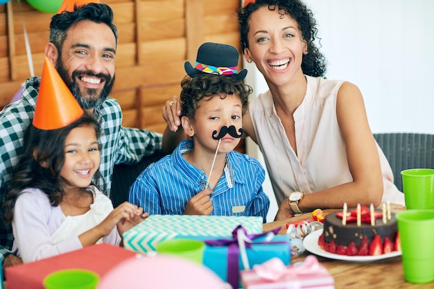 Foto feliz aniversário monsieur retrato de um menino feliz comemorando seu aniversário com sua família em casa