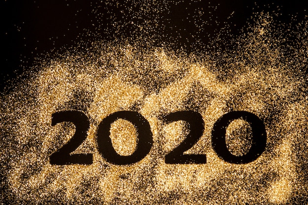 Feliz Ano Novo 2020. Colagem criativa dos números dois e zero, composta pelo ano 2020. Lindo e brilhante número dourado 2020