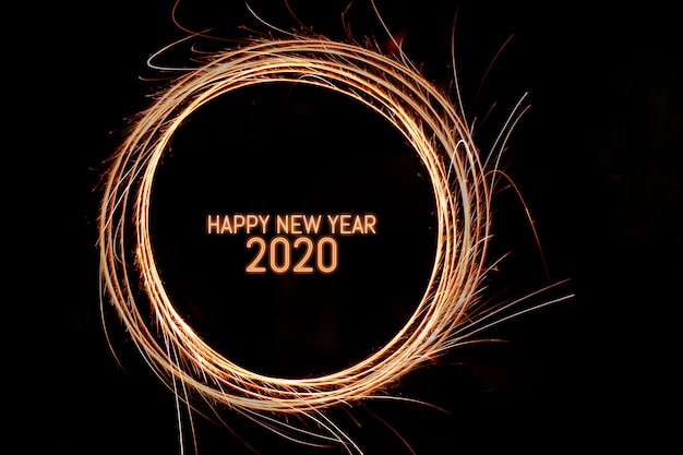 Feliz ano novo 2020: escrito em círculo brilhante sobre fundo preto
