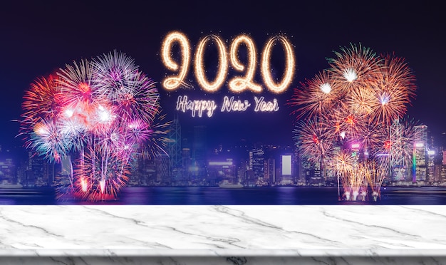 Feliz ano novo 2020 (renderização em 3d) fogos de artifício sobre a paisagem urbana à noite com mesa de mármore branca vazia