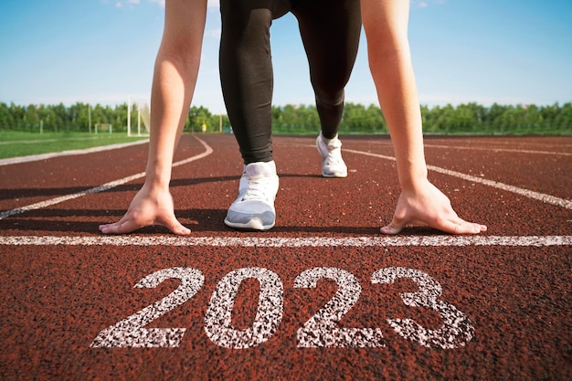 Feliz ano novo 2023 conceito de iniciar um negócio ou carreira no ano novo mulher se preparando para abrir um negócio em 2023 transição para um novo conceito de nível esperança e expectativa em 2023