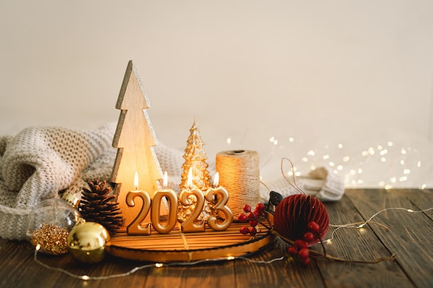 Feliz Ano Novo 2023 Fundo de Natal com cones de abetos e decorações de Natal Celebração do feriado de Natal Conceito de Ano Novo