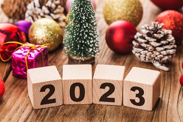 Feliz ano novo 2023, natal 2023, presentes de natal colocados em uma atmosfera festiva