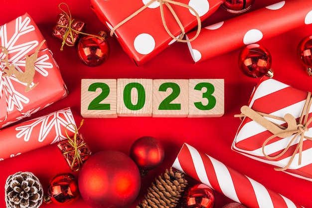 Feliz ano novo 2023, natal 2023, presentes de natal colocados em uma atmosfera festiva