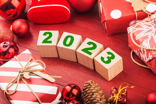 Feliz Ano Novo 2023, Natal 2023, presentes de Natal colocados em uma atmosfera festiva