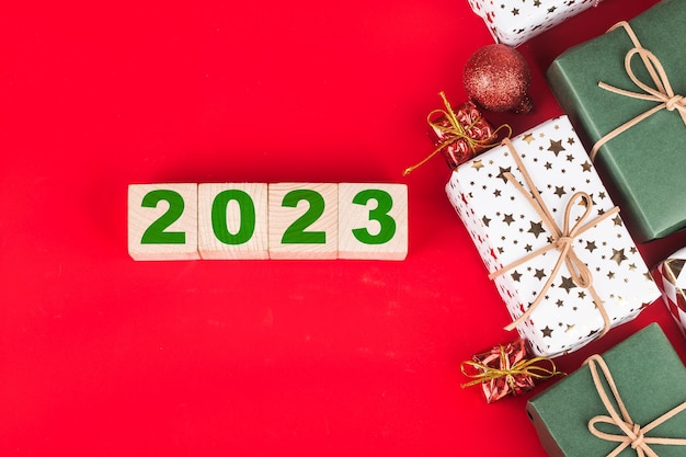 Feliz Ano Novo 2023, Natal 2023, presentes de Natal colocados em uma atmosfera festiva