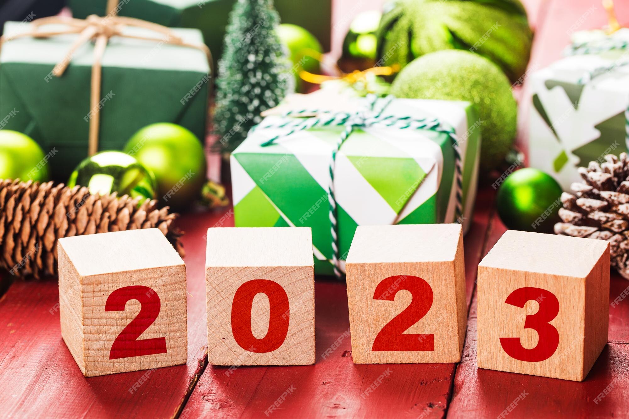 Feliz ano novo 2023, natal 2023, presentes de natal colocados em uma  atmosfera festiva